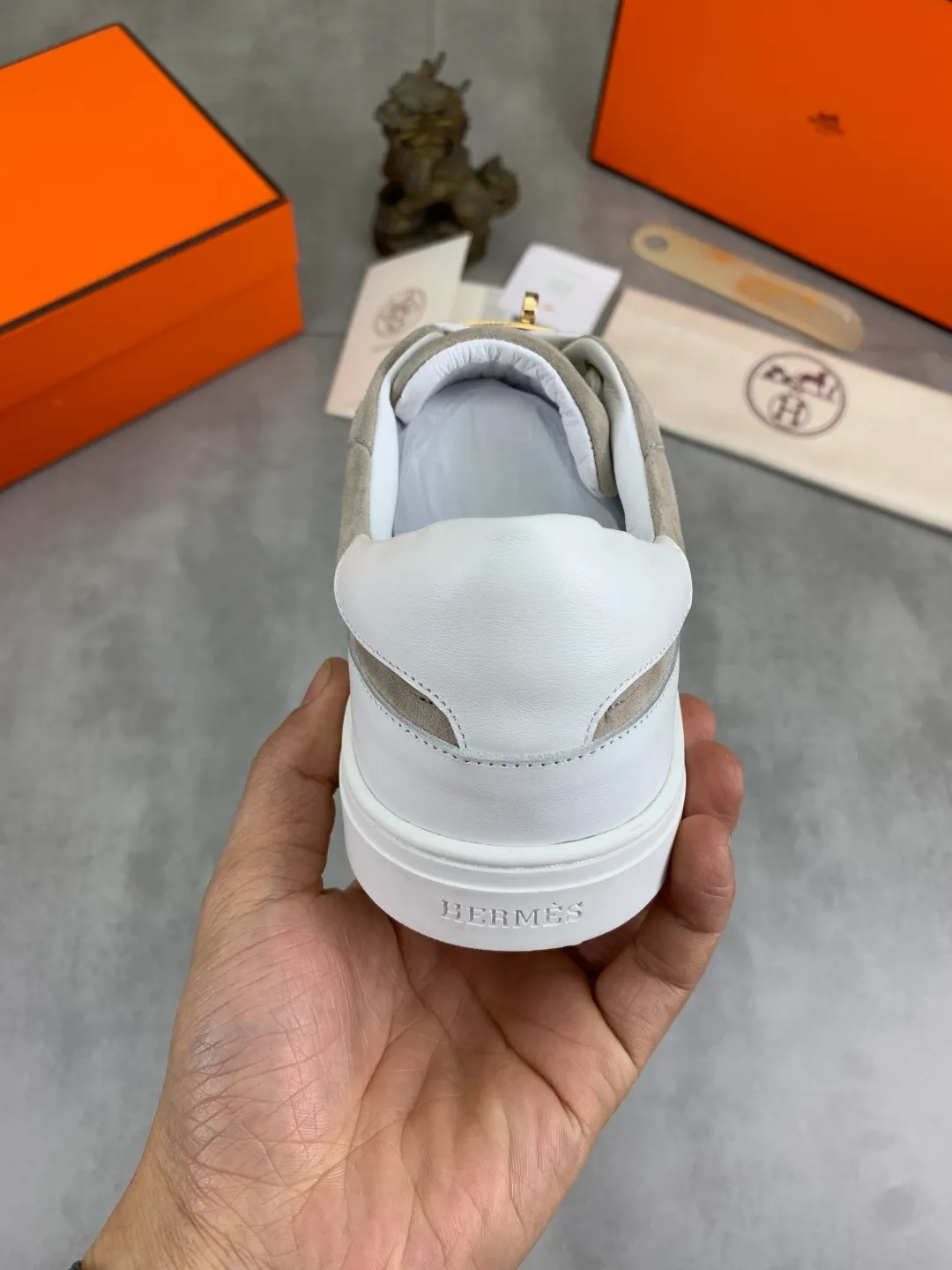 Men's men's shoes 💰P640 New Hermes top version Hermès classic couple style #𝐊𝐞𝐥𝐥𝐲 buckle casual white shoes skateboard shoes that will not conflict with shoes at all. Full of unknowns, Hermès rarely produces flat casual shoes and they are paired with classic palladium-plated Kelly shoe buckles! You'll fall in love with it at first sight. It's super versatile and can be worn with any skirt or pants. 🉑️Close your eyes and wear it. It's super noble. Fabric: Specific cowhide/canvas material. Lining: Sheepskin lining. Outsole: Original molded TPU outsole. Size: 35-45.